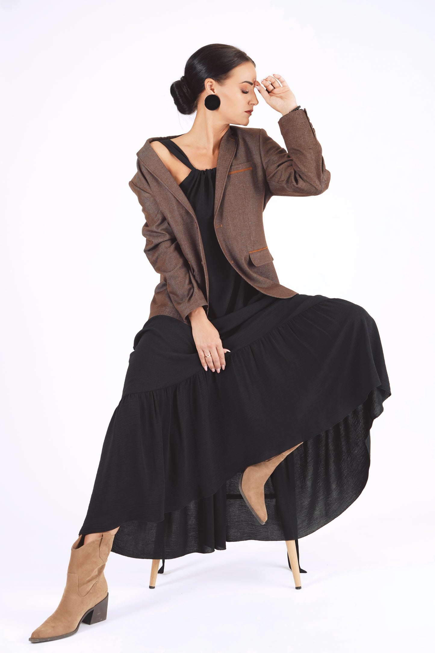 Gara volānkleita ar atsegtu muguras daļu un dekoltē šķēlumu