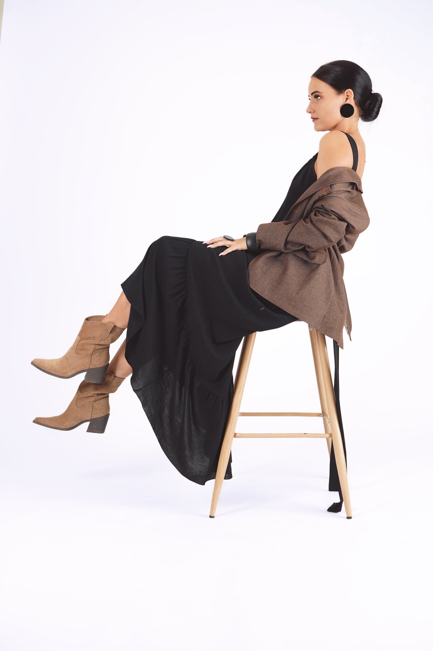 Gara volānkleita ar atsegtu muguras daļu un dekoltē šķēlumu