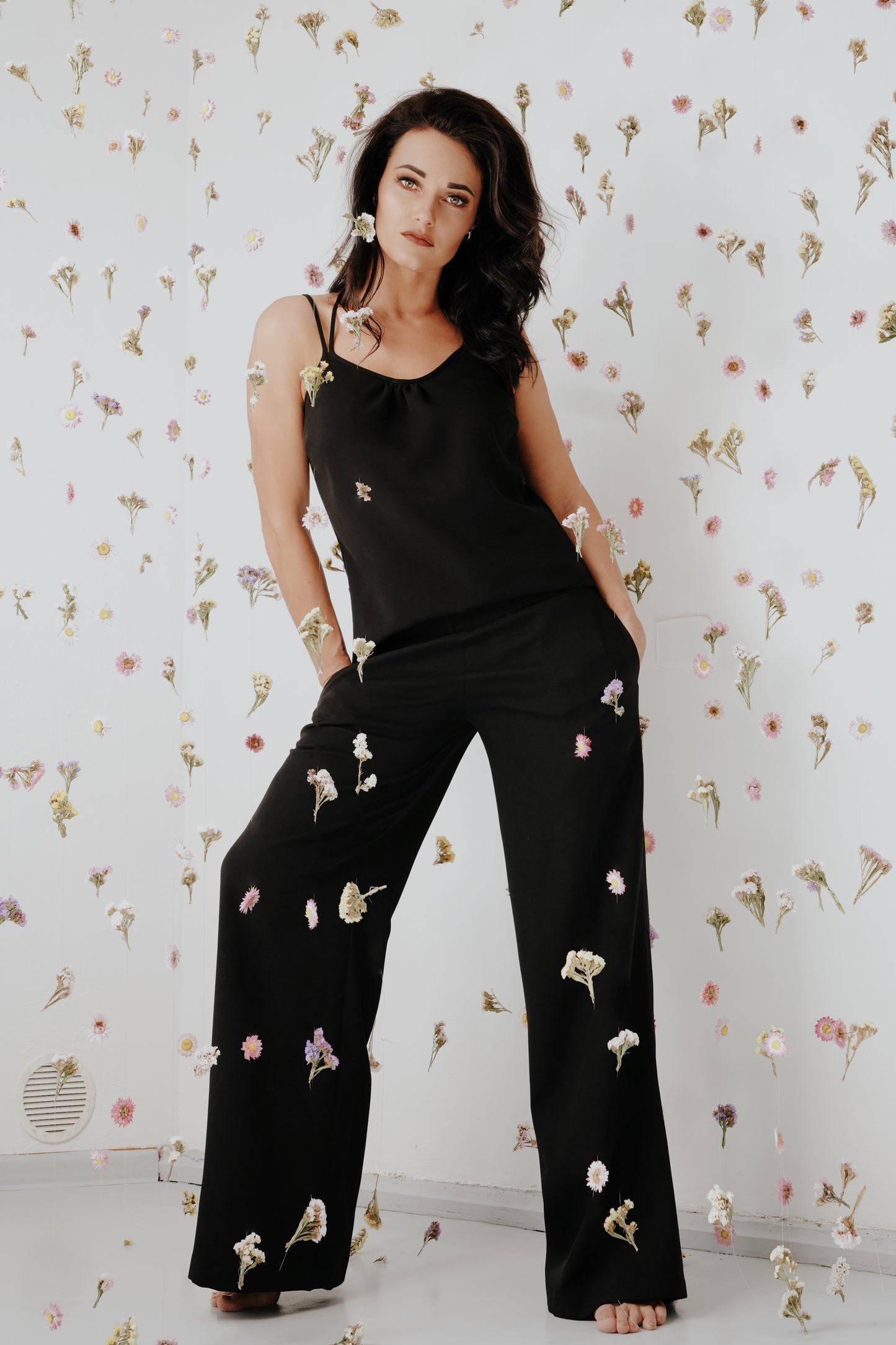 Klasiskas bikses ar platu gumijas jostu un sānu kabatām