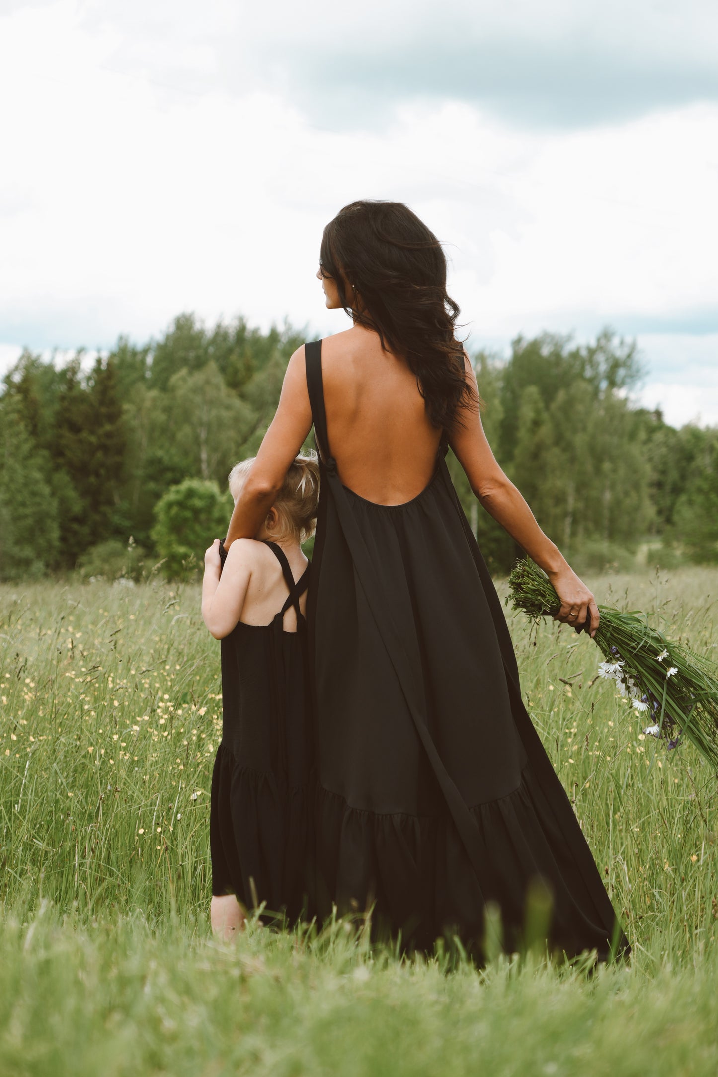 Gara volānkleita ar atsegtu muguras daļu un dekoltē šķēlumu