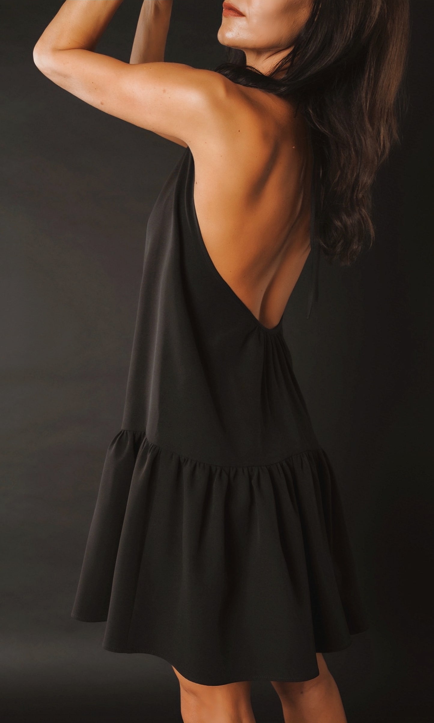 Īsa volānkleita ar atsegtu muguras daļu