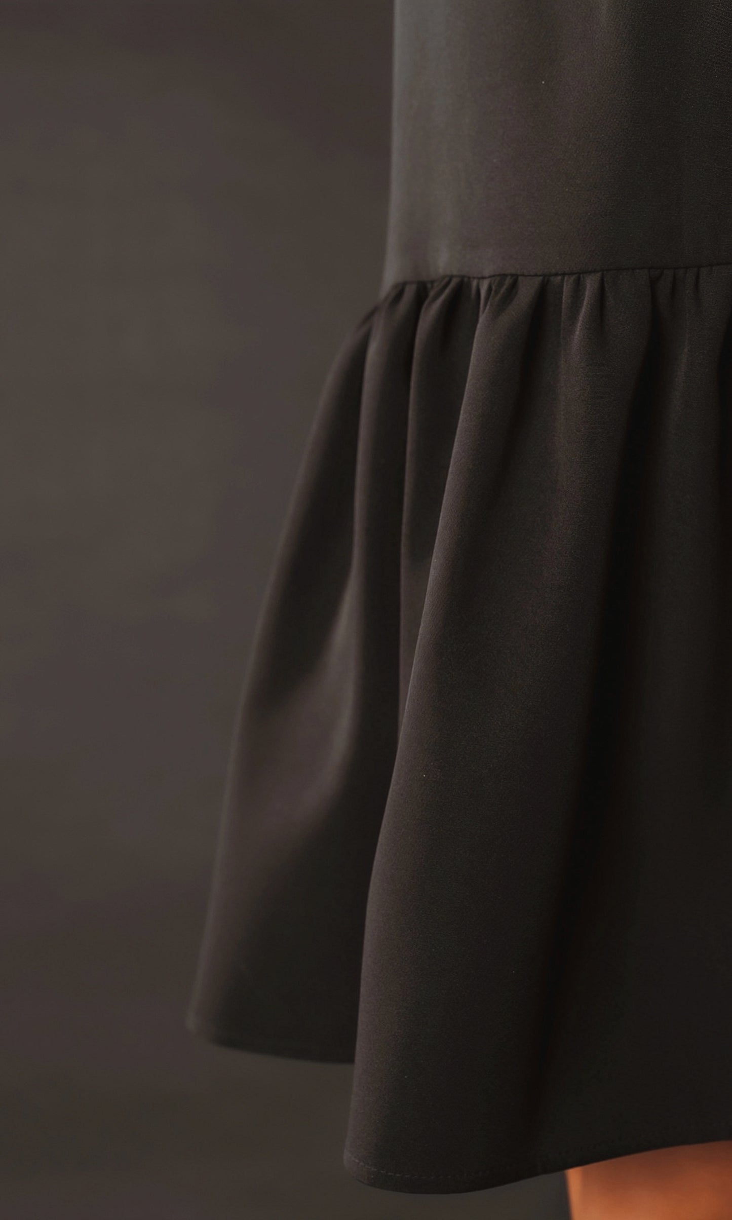 Īsa volānkleita ar atsegtu muguras daļu