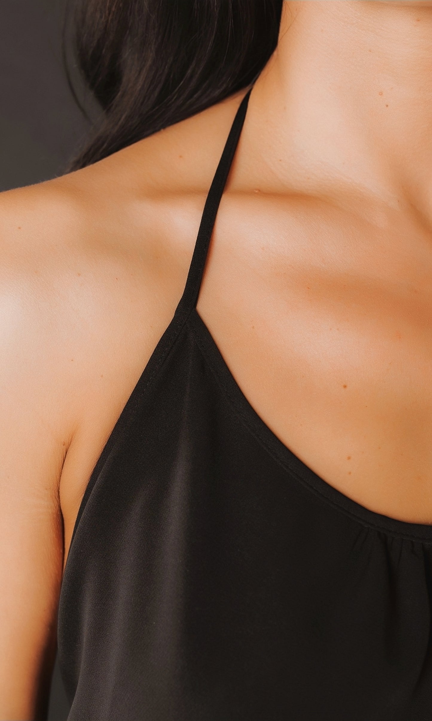 Īsa volānkleita ar atsegtu muguras daļu