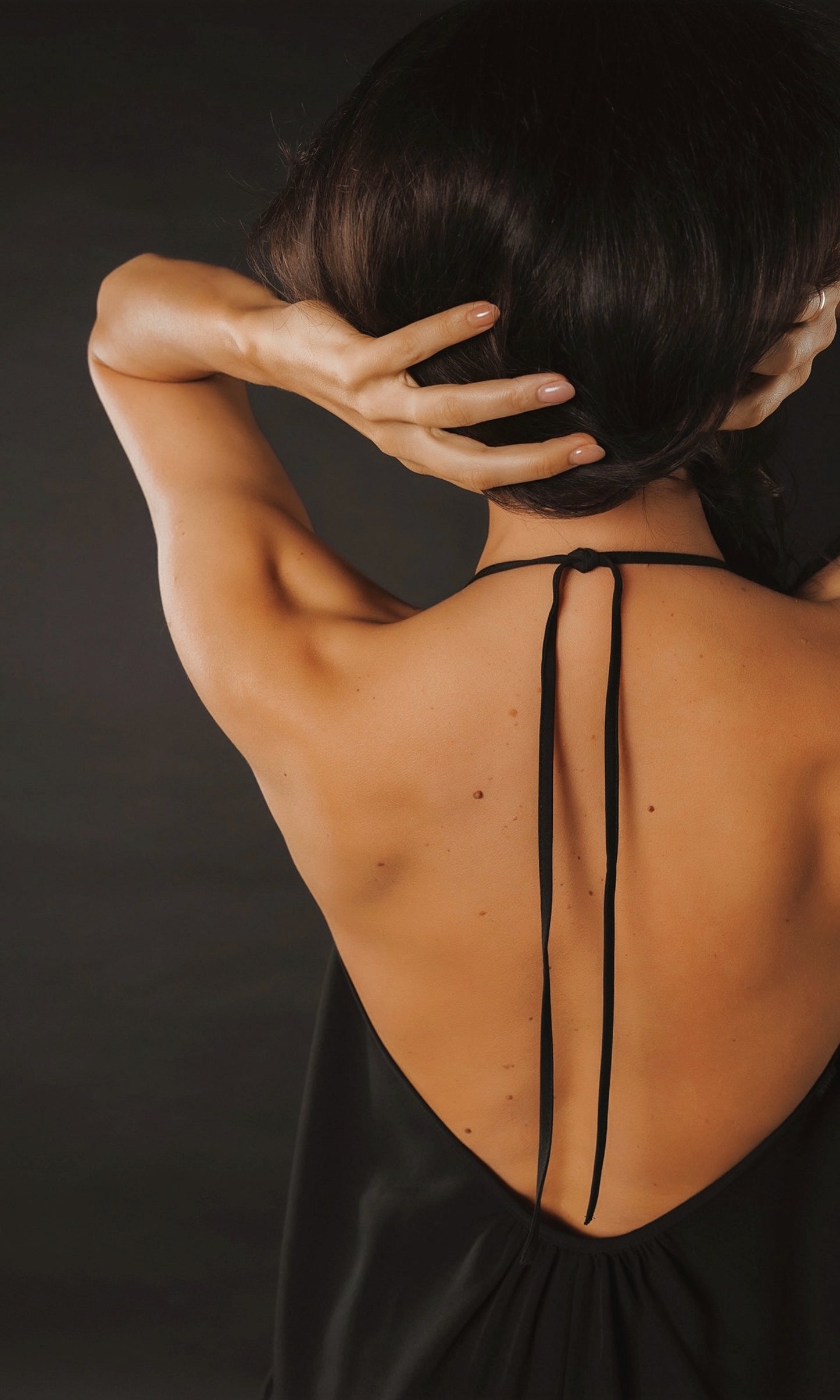 Īsa volānkleita ar atsegtu muguras daļu