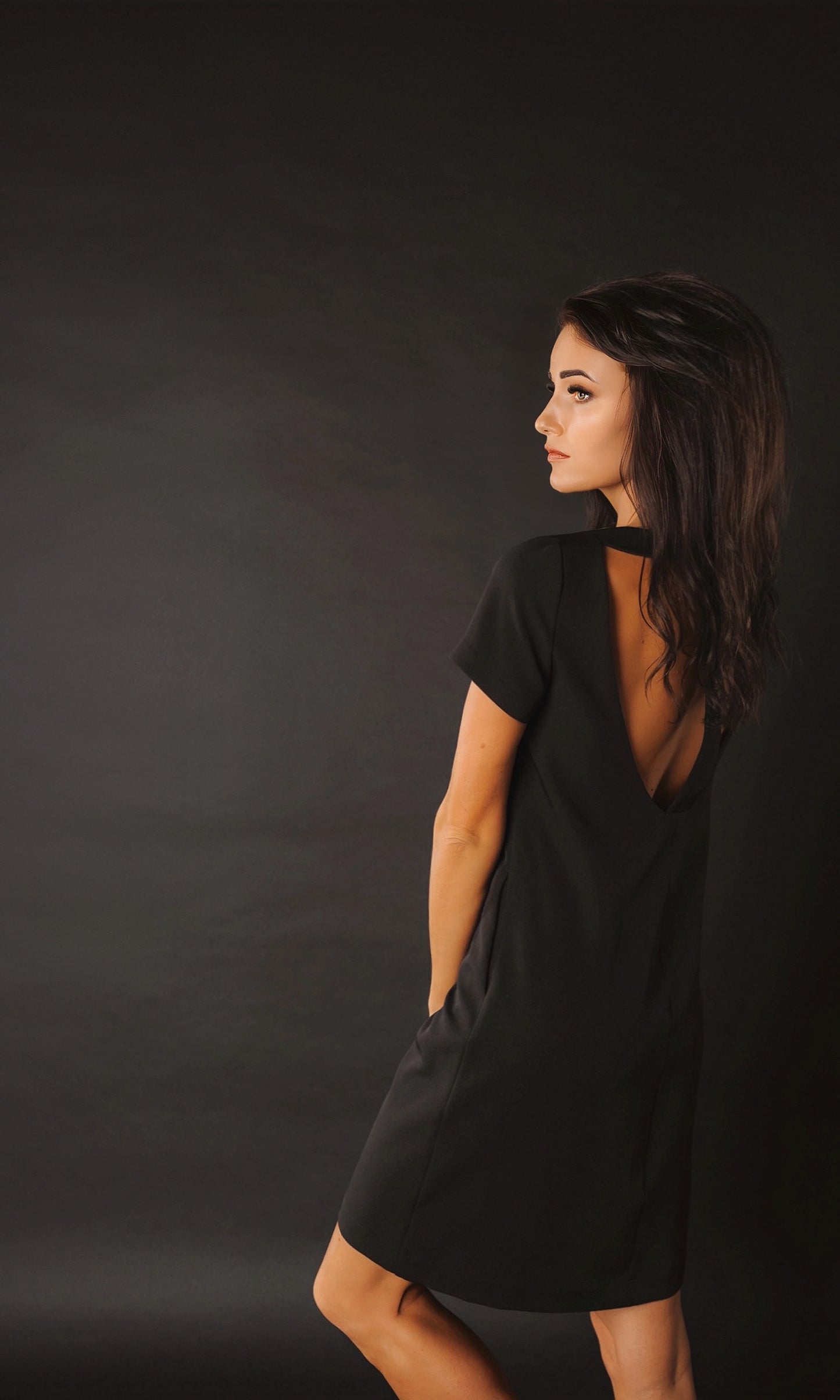 Mini kleita ar atvērtu muguras daļu