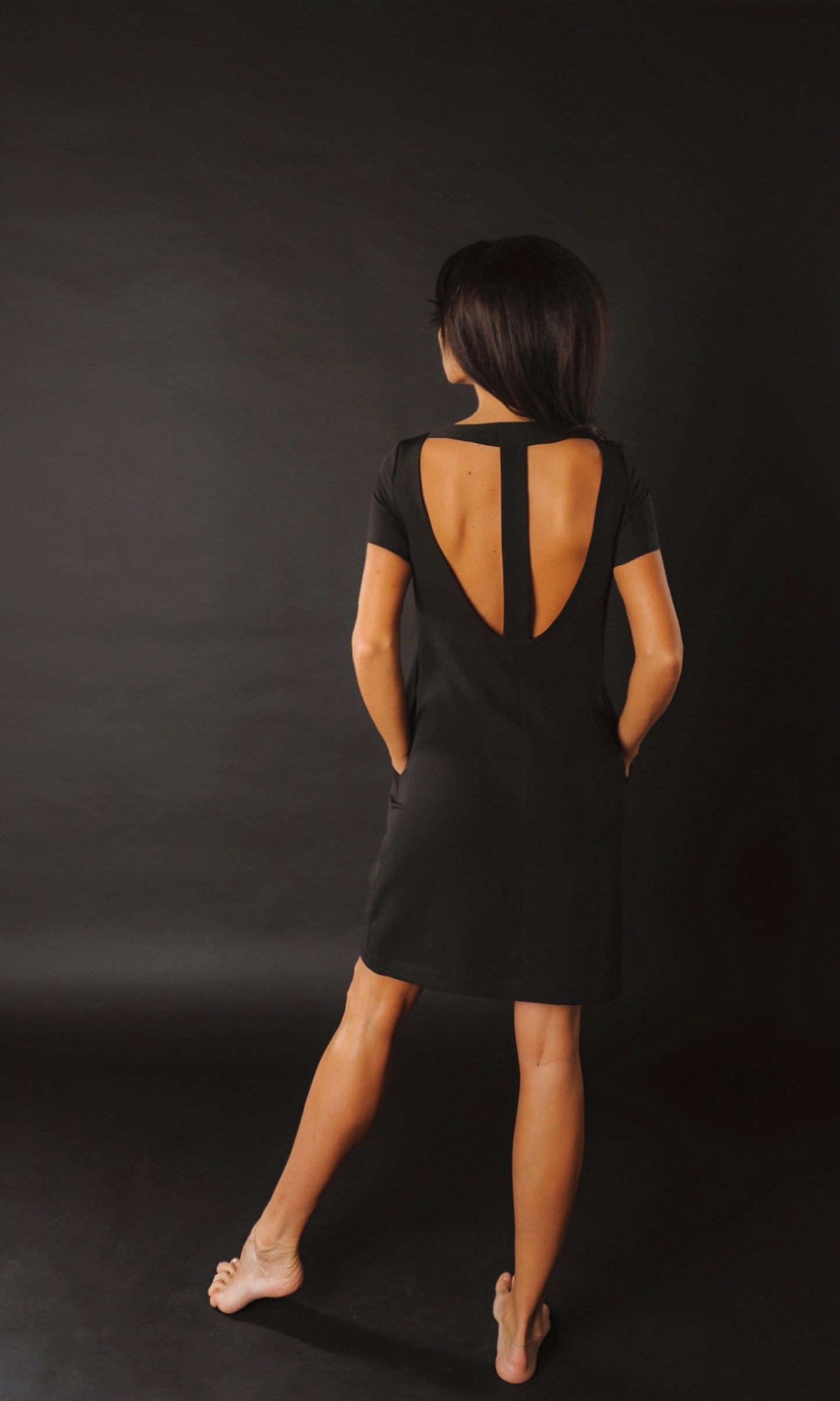 Mini kleita ar atvērtu muguras daļu