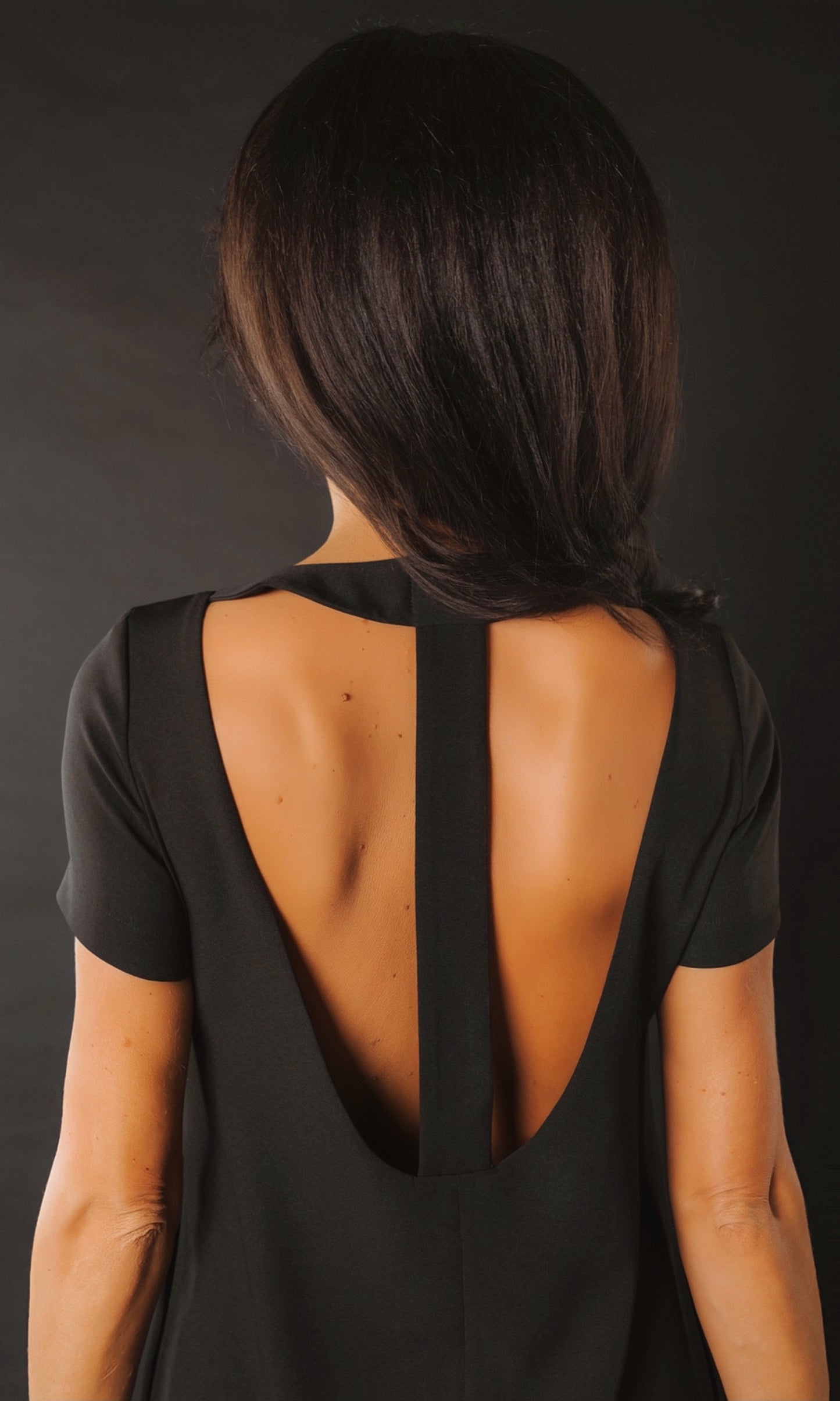 Mini kleita ar atvērtu muguras daļu