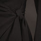 Melna sasienama kleita no neburzīga auduma